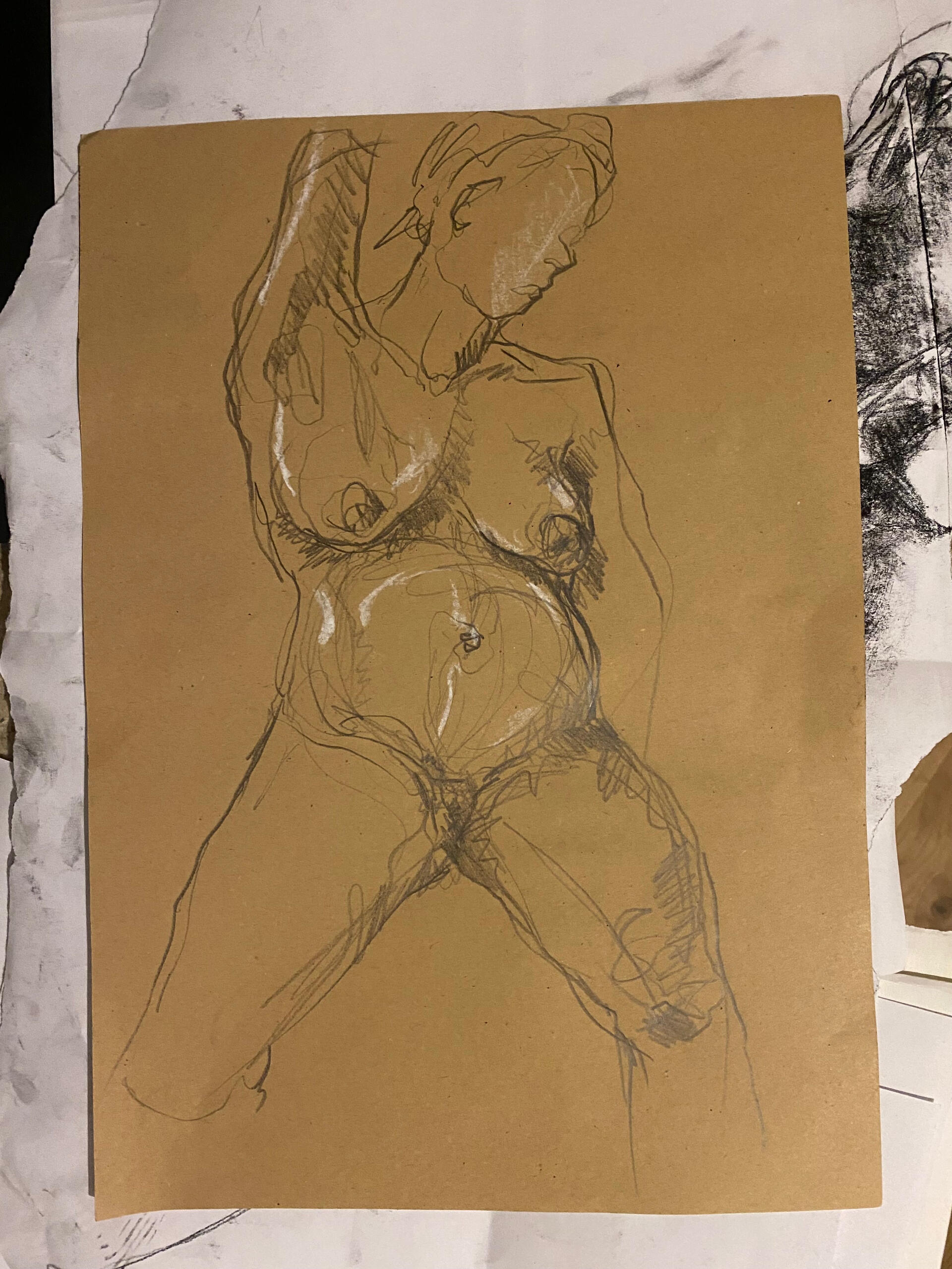Zeichnung von Kats schwangeren Körper Bleistiftzeichnung einer sitzenden, schwangeren Aktfigur auf braunem Papier. Dynamische Linien und Schattierungen verleihen der Skizze Ausdruck und Direktheit. Weiße Akzente setzen Tiefe.